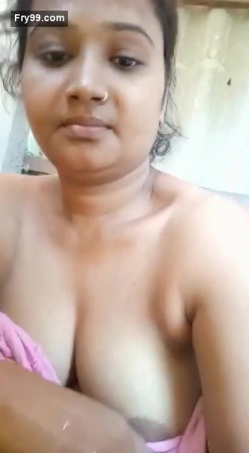 Sexy Bengali Boudi Showing Her Cute Boobs
