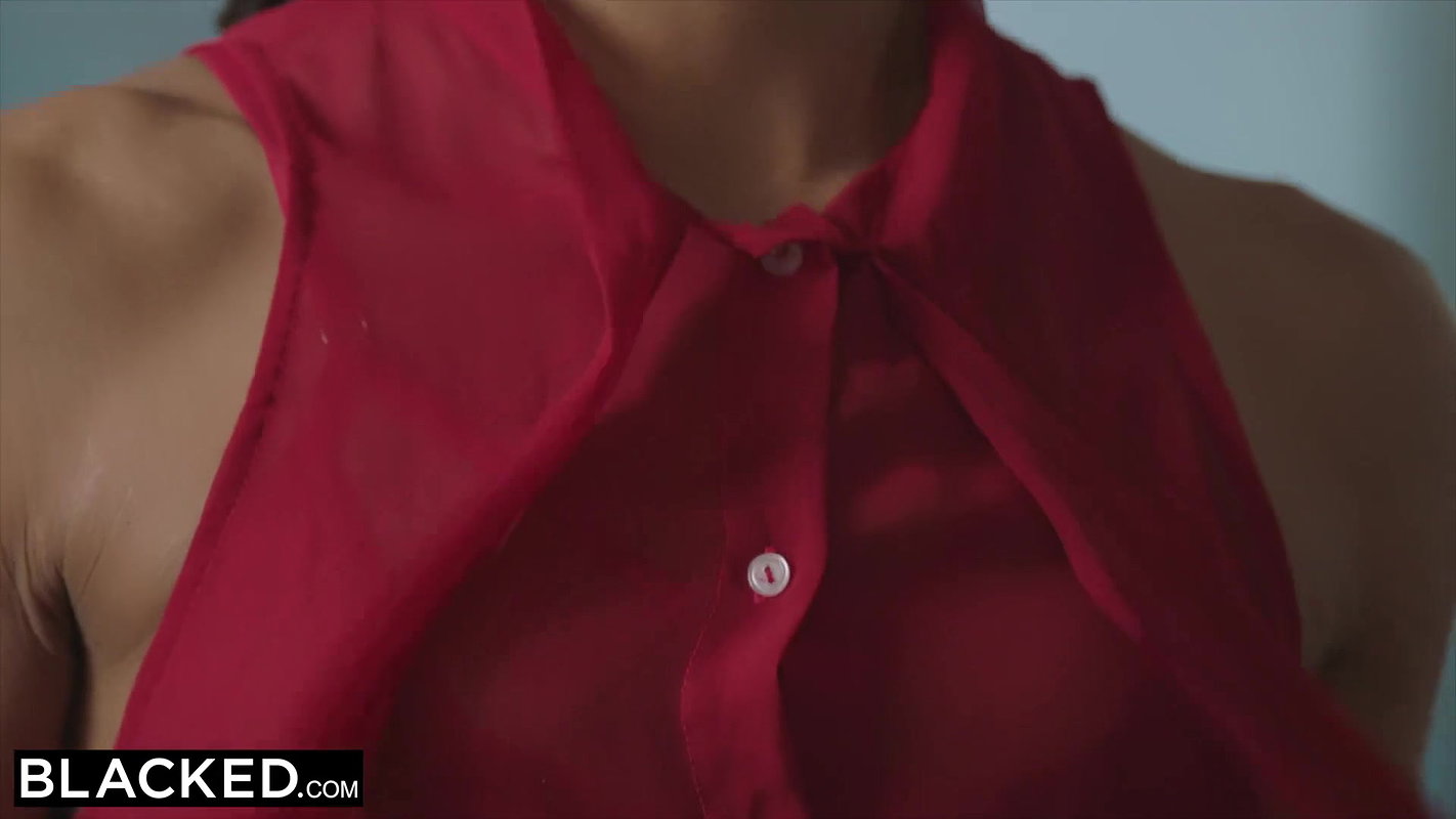 BLACKED Blonde model meets Mandingo’s enourmous black cock