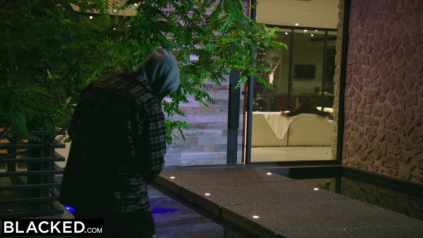 BLACKED Exhibitionist Naomi fucks BBC for voyeur neighbor