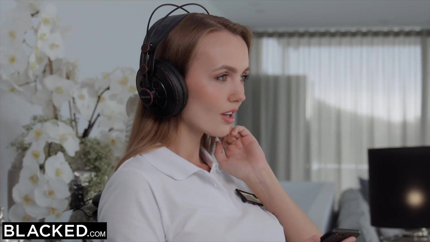 BLACKED Fangirl Sia has passionate affair with her DJ crush