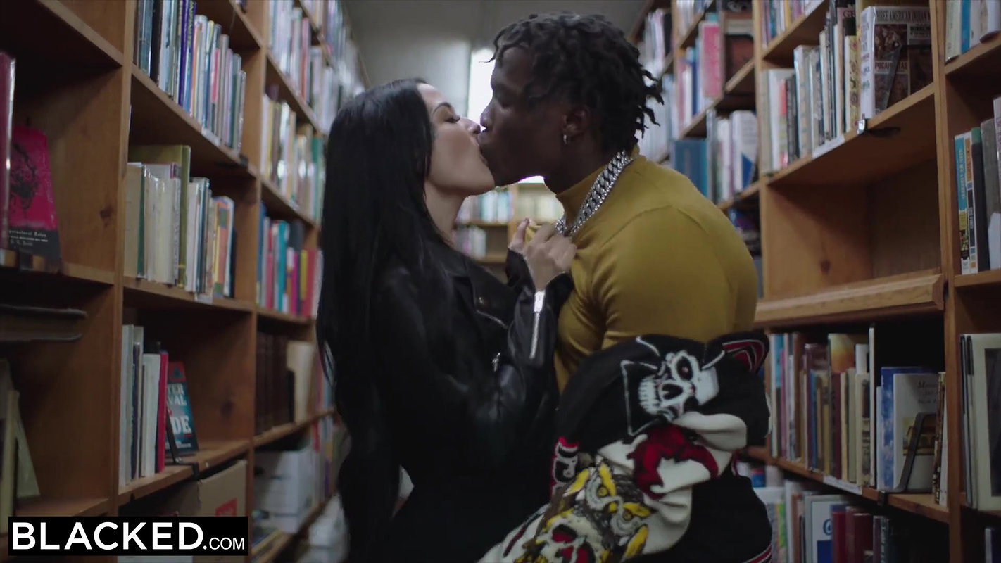 BLACKED This BBC queen finds black nerd with huge cock !