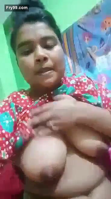 Married Bhabi Showing Boobs And Pussy