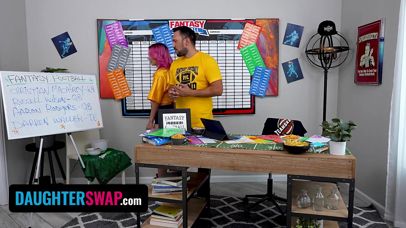 Sneaky Teens Jazmin Luv & Aubree Valentine Trick Each Other Stepdads To Win In Fantasy Football Pt.4