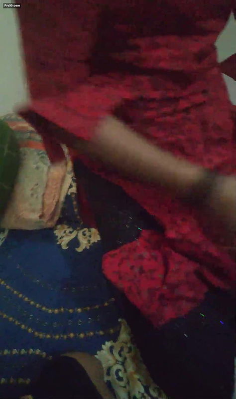 Desi local randi Shows her Boobs