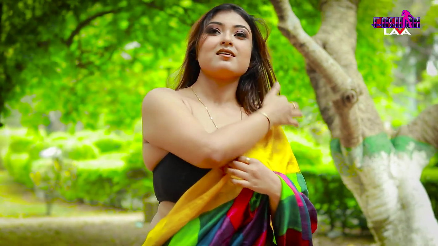 Beautiful hot bhabhi huge cleavage show photoshoot in sari