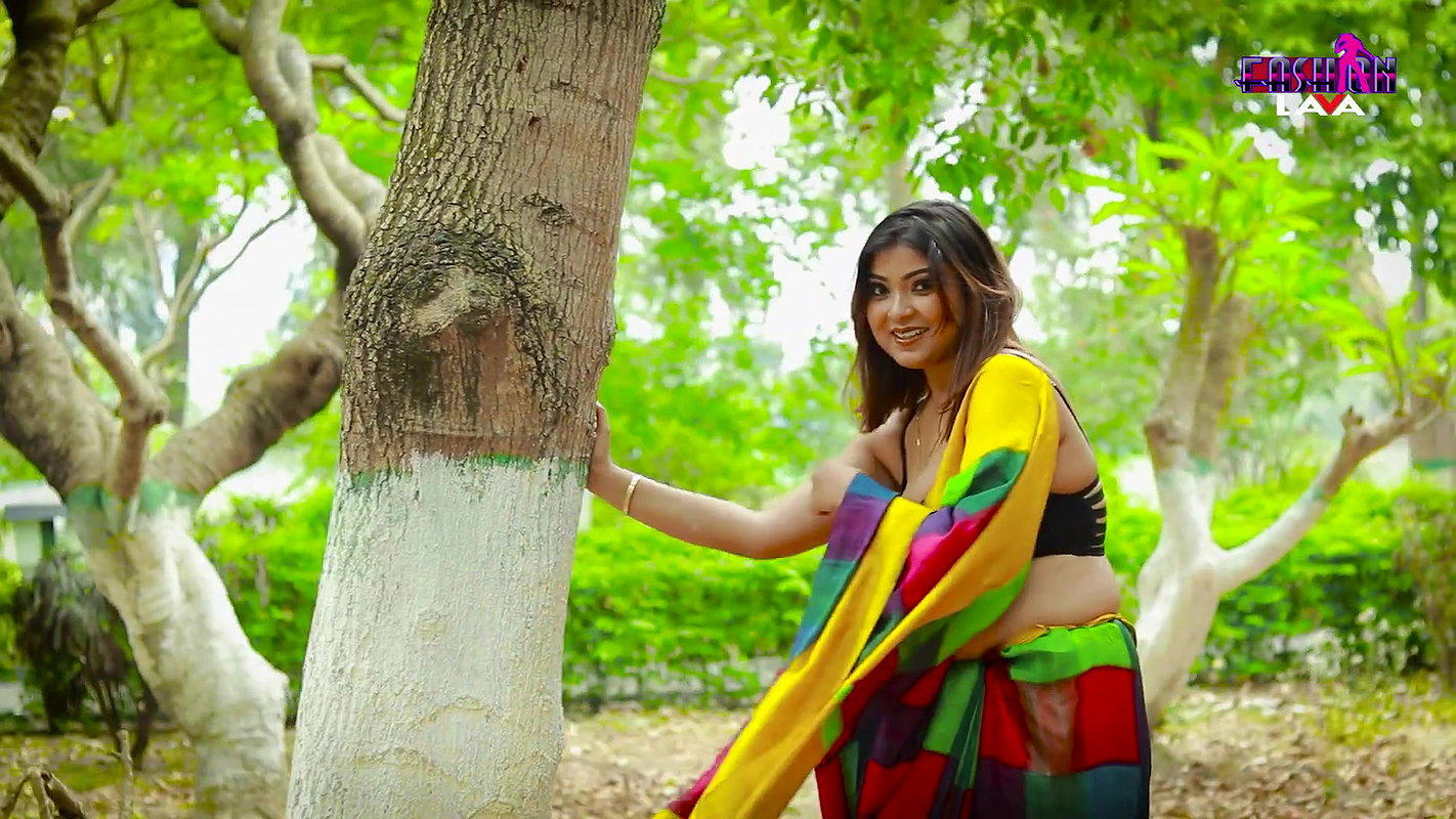 Beautiful hot bhabhi huge cleavage show photoshoot in sari