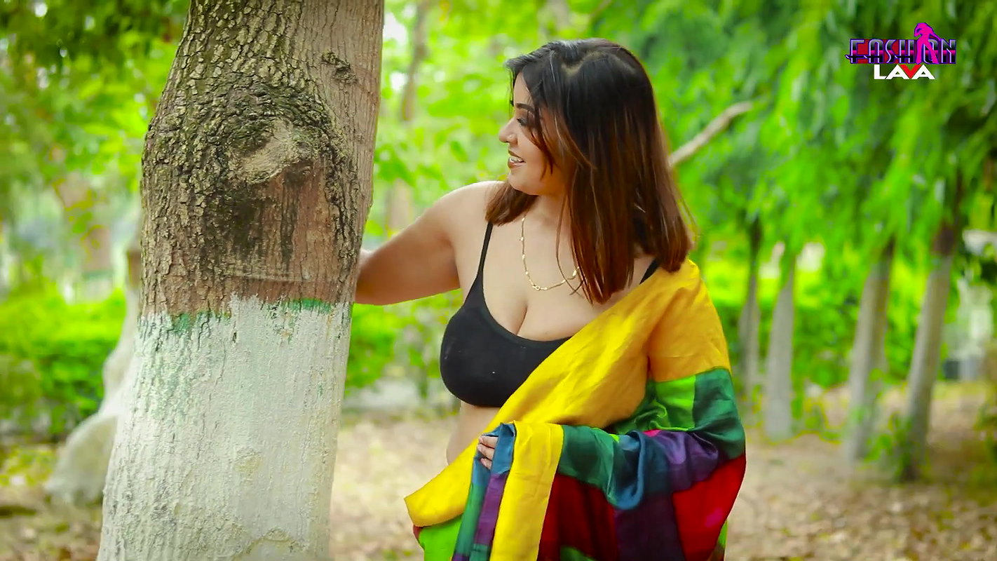 Beautiful hot bhabhi huge cleavage show photoshoot in sari