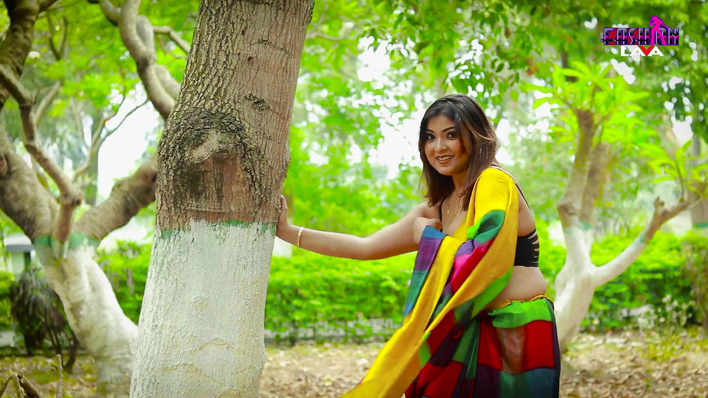 Beautiful hot bhabhi huge cleavage show photoshoot in sari