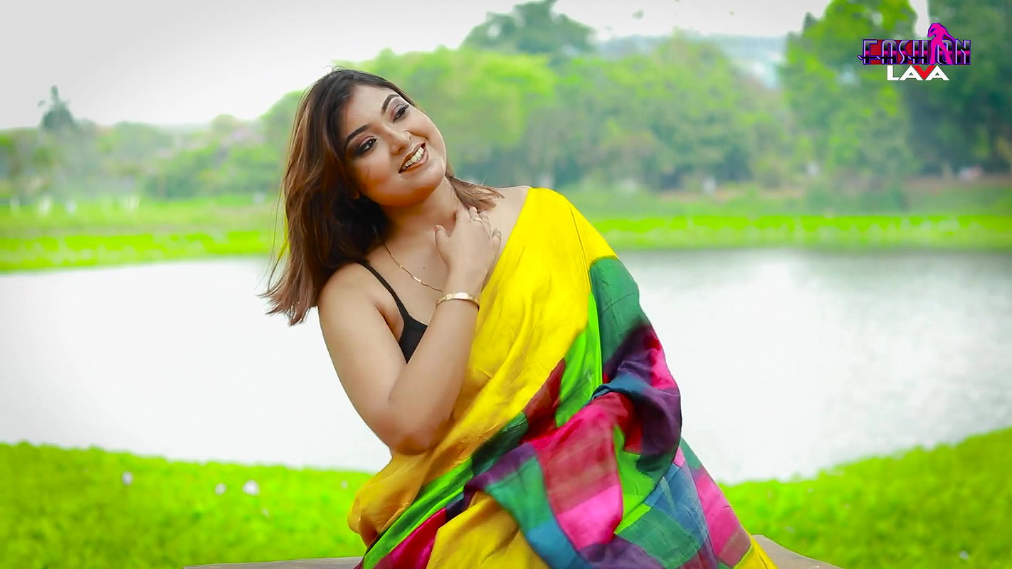 Beautiful hot bhabhi huge cleavage show photoshoot in sari