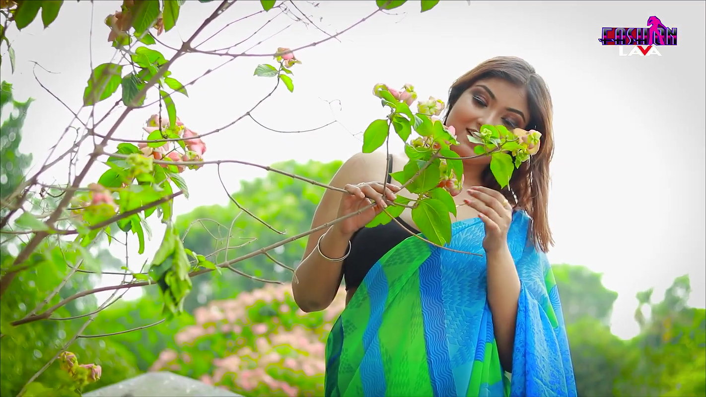 Beautiful hot bhabhi huge cleavage show photoshoot in sari