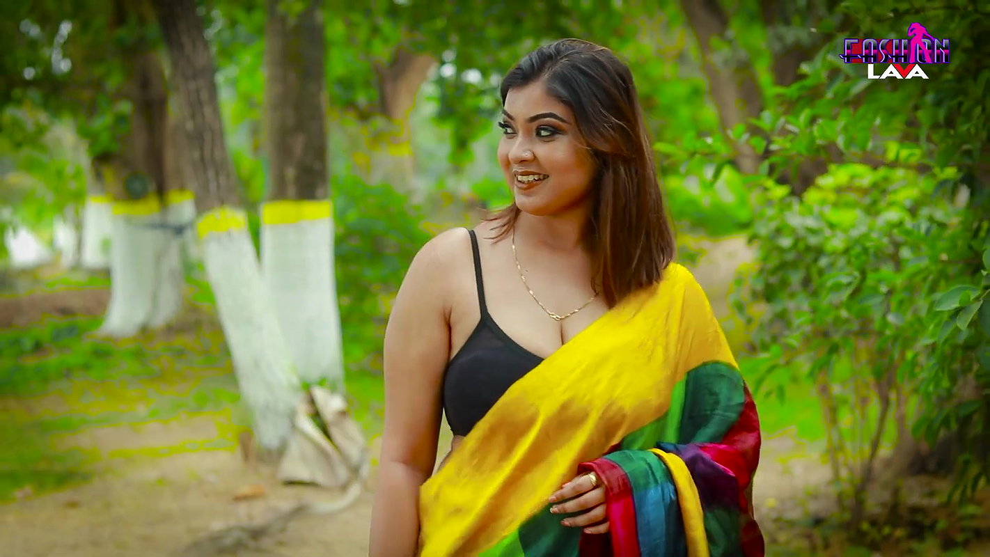 Beautiful hot bhabhi huge cleavage show photoshoot in sari