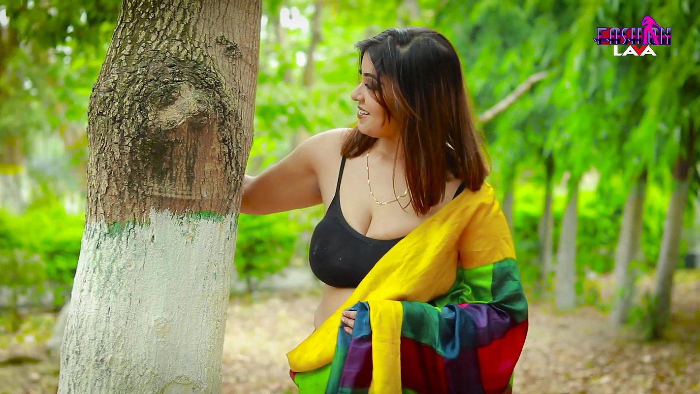 Beautiful hot bhabhi huge cleavage show photoshoot in sari