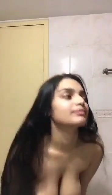 Showing Her BigPairs