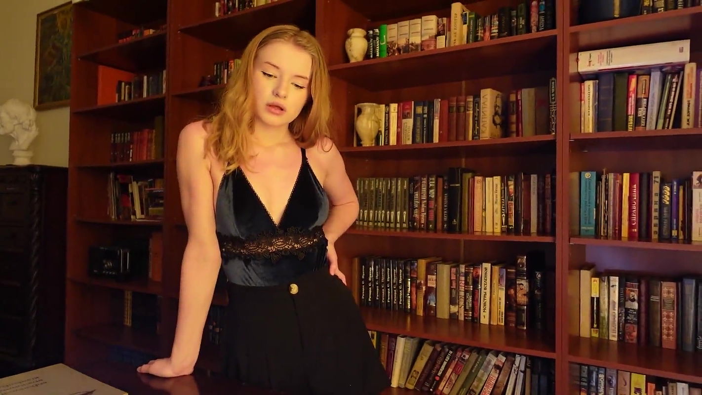 I came to ask my boss for a holiday but instead got a cum on my pussy