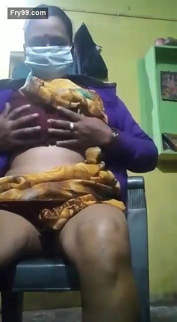 Sexy Desi Bhabhi Shows her Boobs and Ass