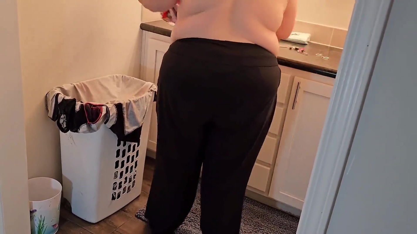 Caught Perverted Plumber Sniffing My Dirty Panty in Bathroom, and He Ended up Cumming on My Face