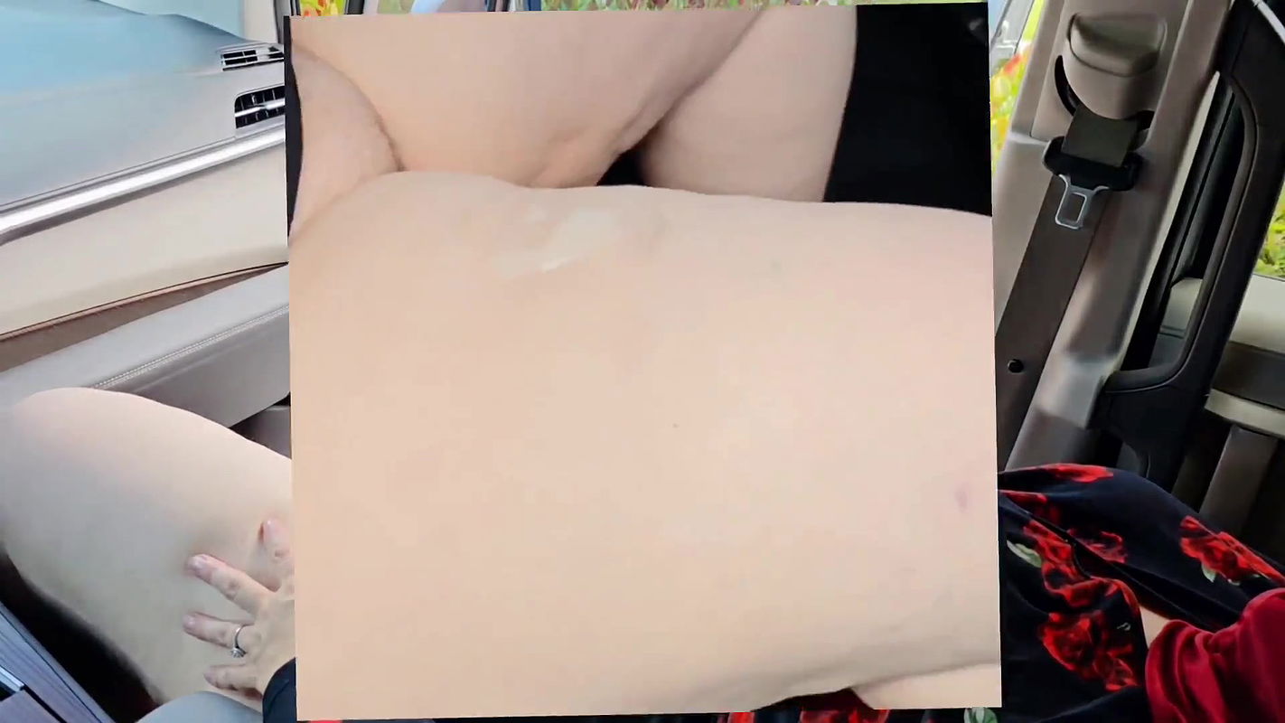 Hijab Muslim Woman Spread Big Pussy Lips Wide Open and Pissed Outdoor for Stranger