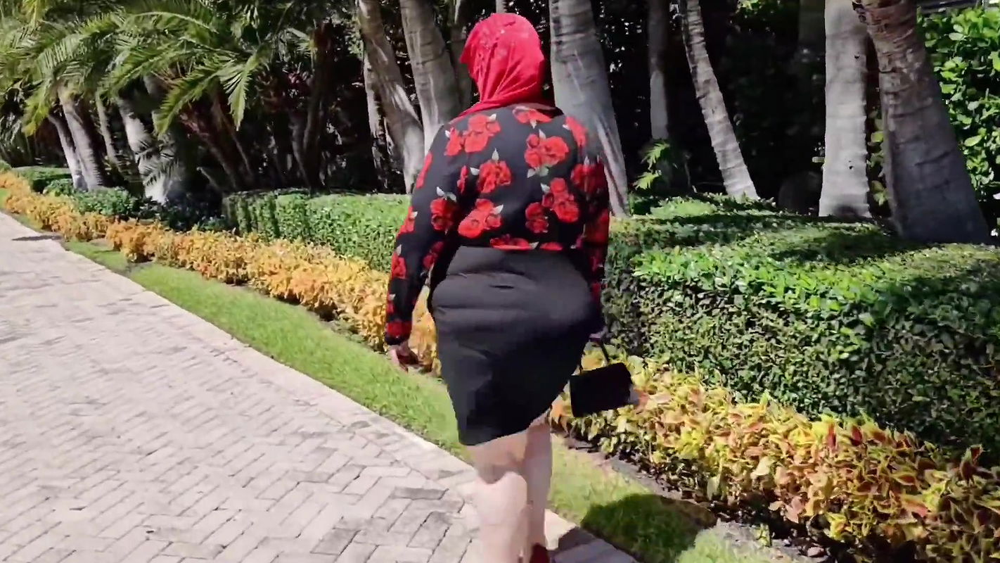 Hijab Muslim Woman Spread Big Pussy Lips Wide Open and Pissed Outdoor for Stranger