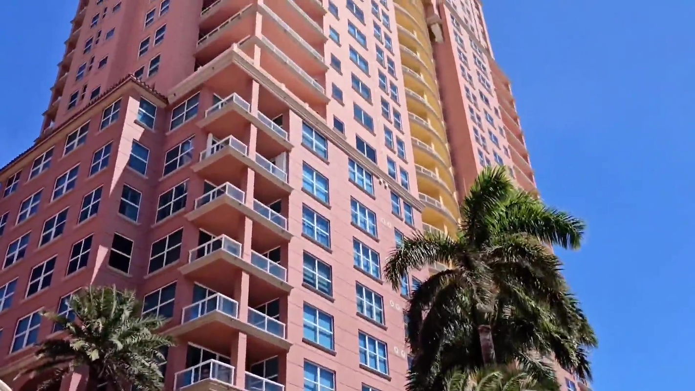 Hijab Muslim Woman Spread Big Pussy Lips Wide Open and Pissed Outdoor for Stranger