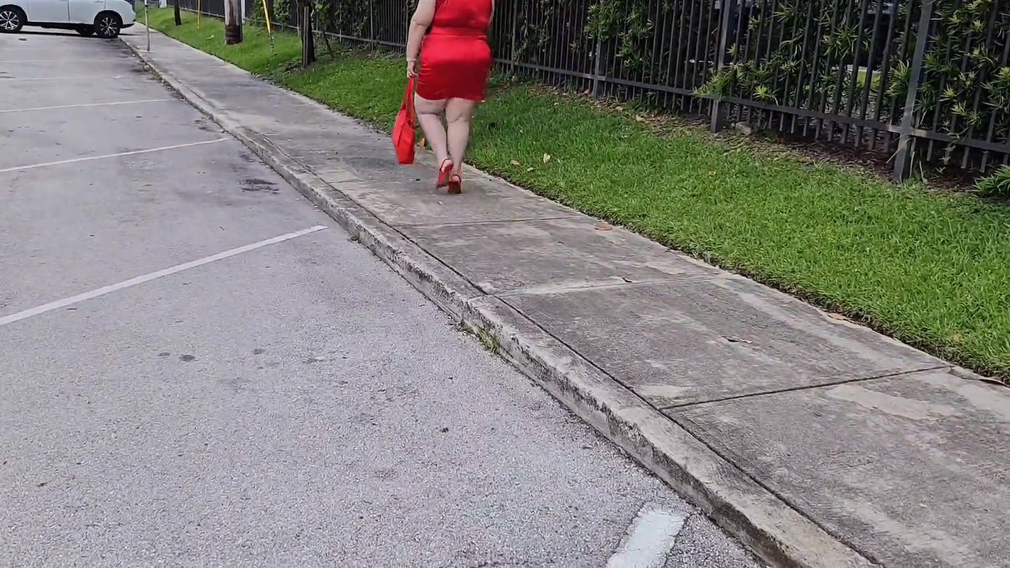 I let a stranger , who said he was from a modeling agency see my pussy and he got very hungry for it