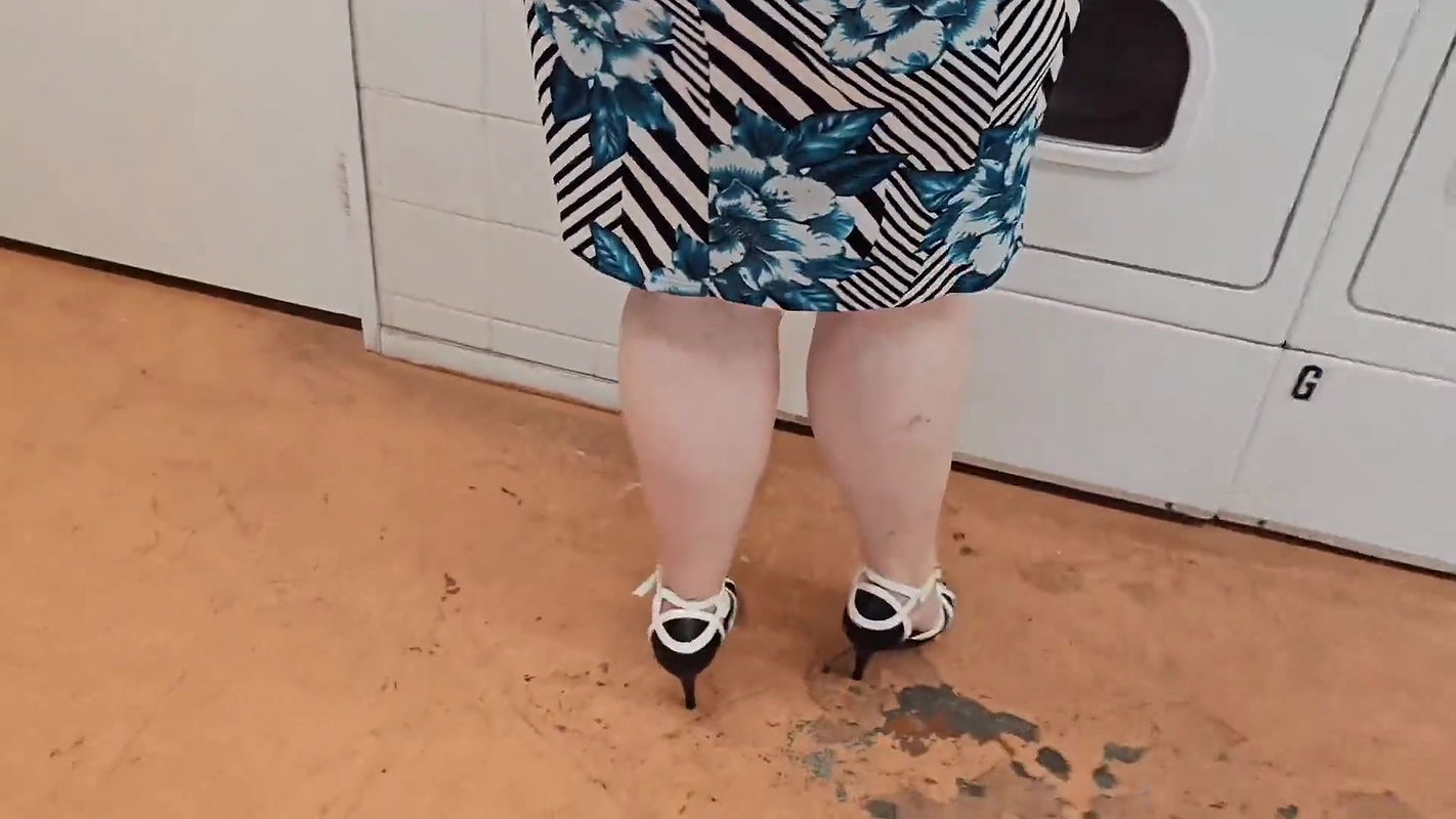 I Let the Maintenance Guy See My Legs and He Got Very Horny and Filled My Pussy With His Cum