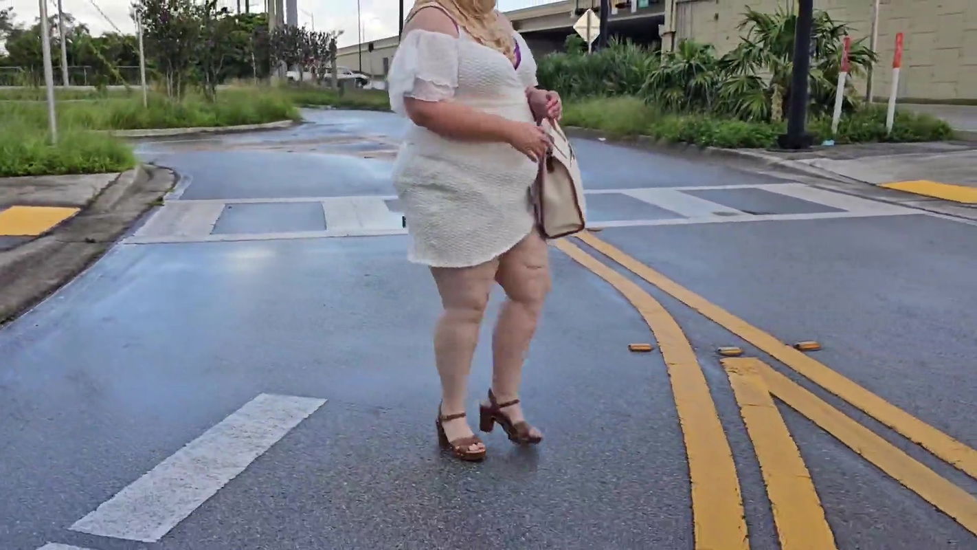 Mature Hijab Muslim MILF Masturbating Publicly Outdoor at the Bus Stop with Lots of Car Passing by