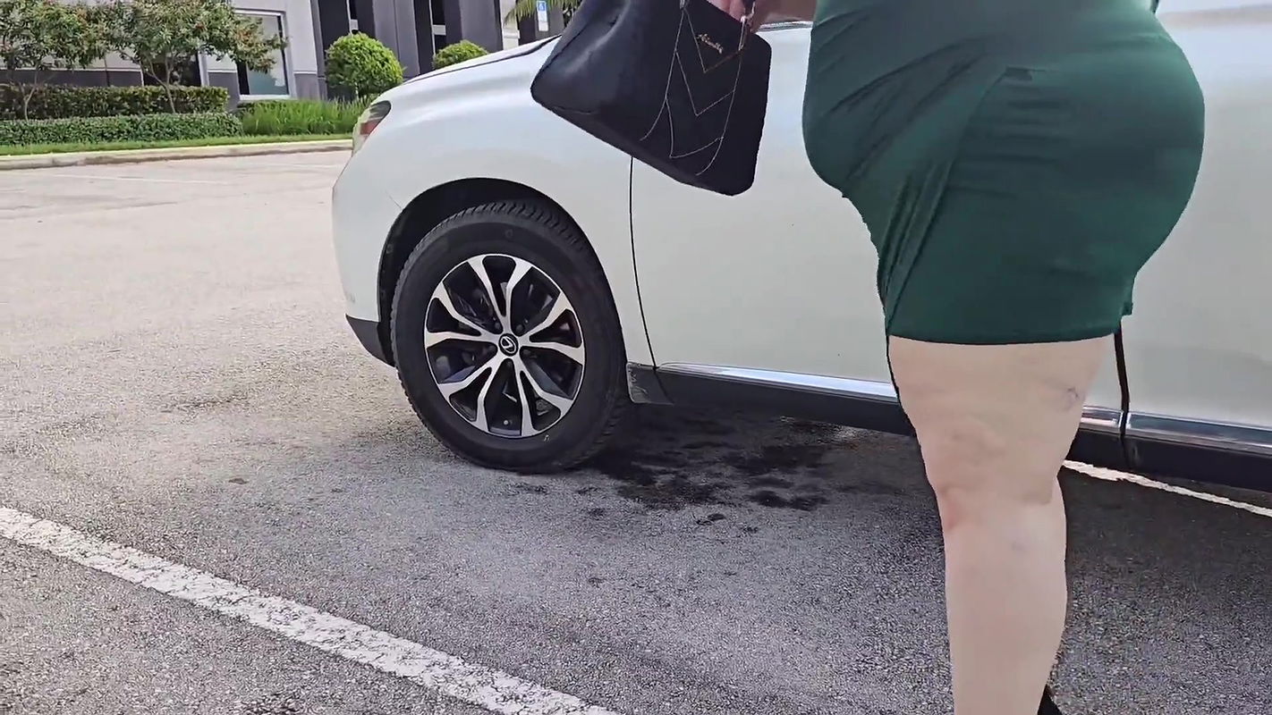 Omg – It’s so Exciting Showing My Pussy and Peeing on My Desk at Work