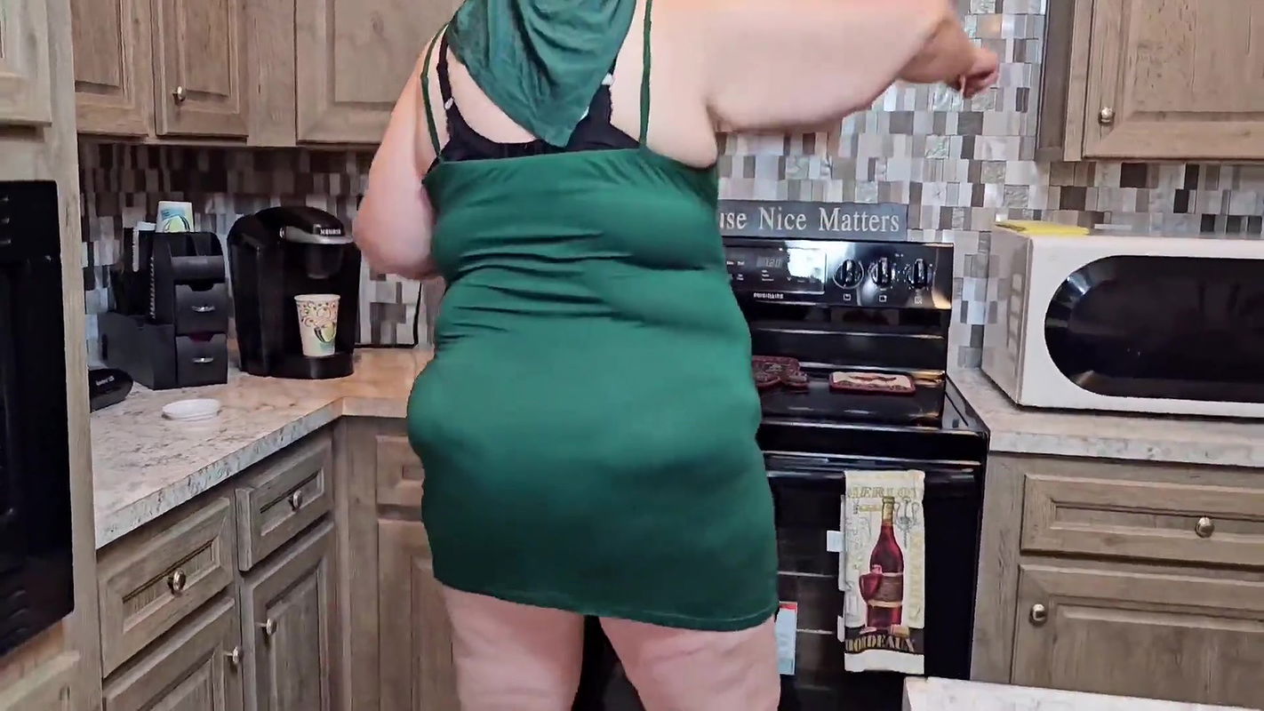 Omg – It’s so Exciting Showing My Pussy and Peeing on My Desk at Work