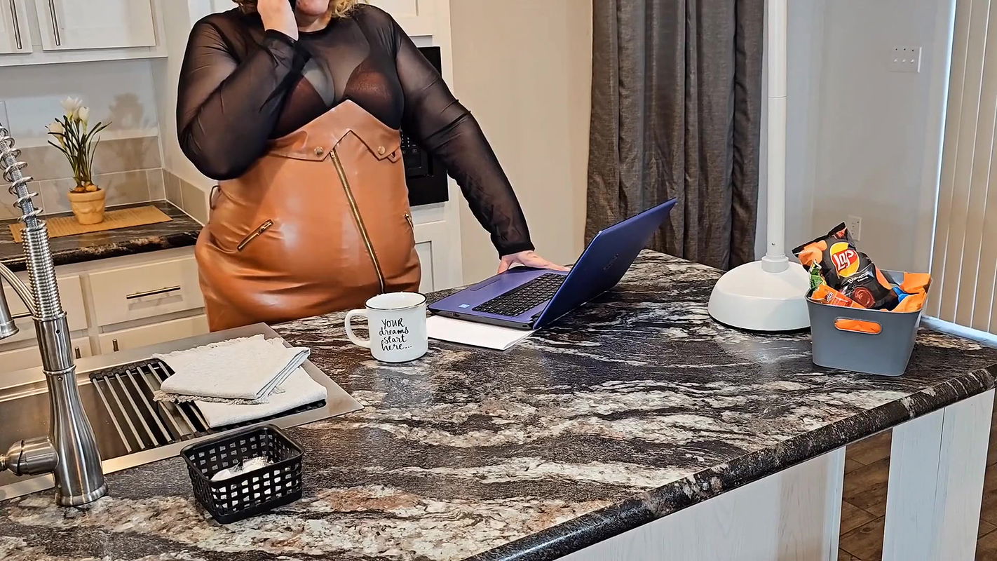 Pizza delivery guy arrived late, so I got very upset and jerked off his cock on the pizza and ate his cum