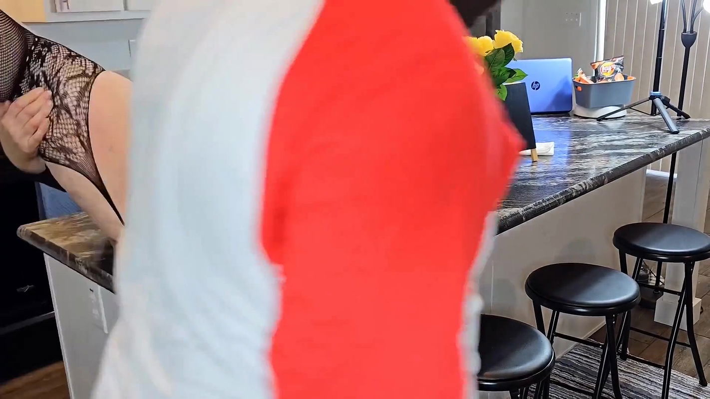 Pizza delivery guy arrived late, so I got very upset and jerked off his cock on the pizza and ate his cum