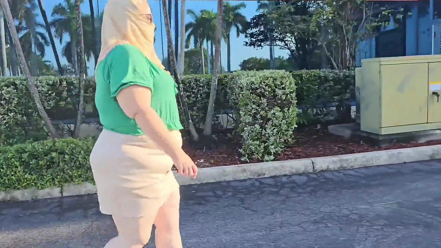 Stranger Approached Me in Parking Lot and Started Eating My Pussy After I Fell for His Made-up Story