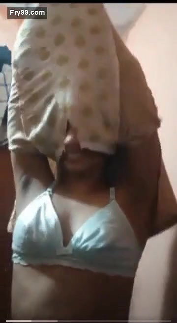 Desi Cute GF Showing Boobs