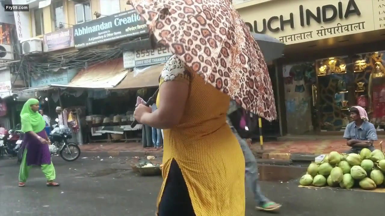 Bhuleshwar Bhabhi In Leggings – Movies