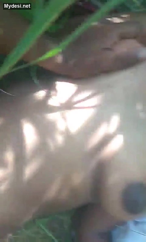 Desi village bhabi fucking on field