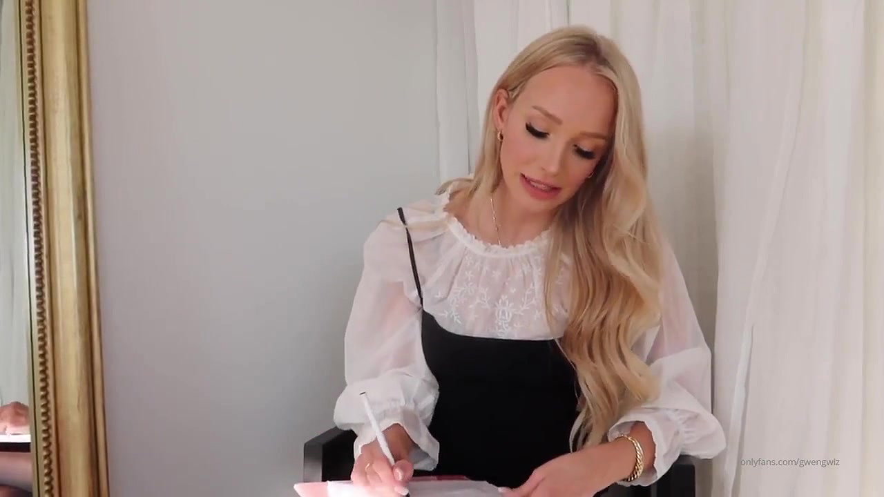 GwenGwiz Striptease and Pussy Fingering Nude Video