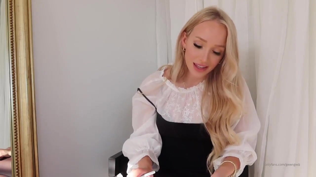 GwenGwiz Striptease and Pussy Fingering Nude Video