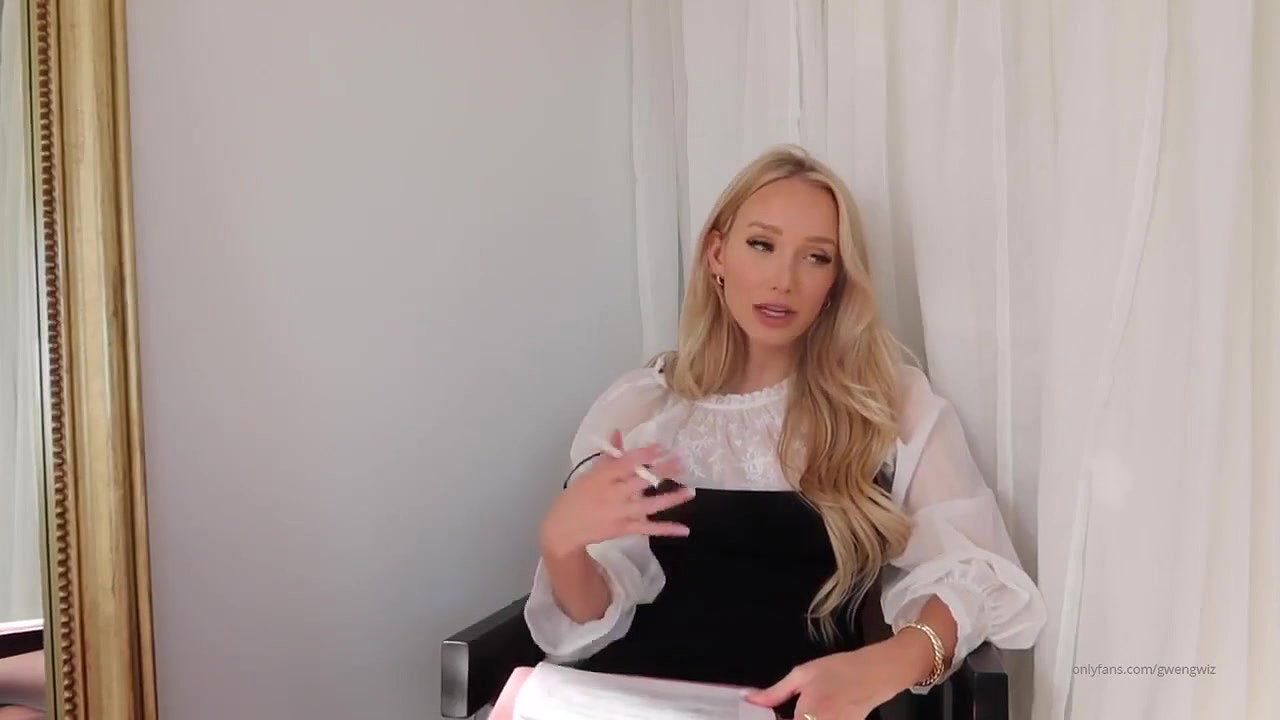 GwenGwiz Striptease and Pussy Fingering Nude Video