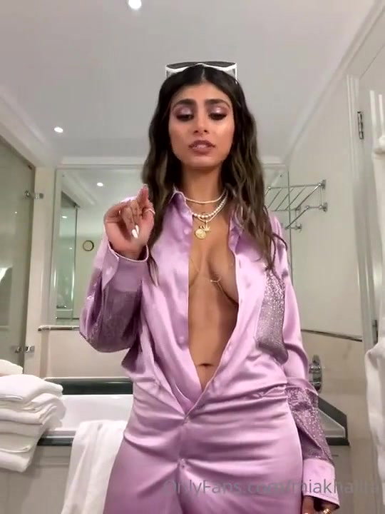 Mia Khalifa Topless High Heel Try-On OnlyFans Video Leaked