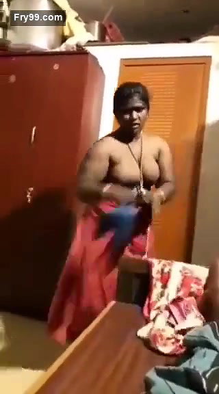 Mallu Bhabhi Wearing Saree