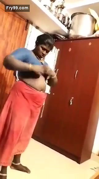 Mallu Bhabhi Wearing Saree