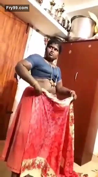 Mallu Bhabhi Wearing Saree
