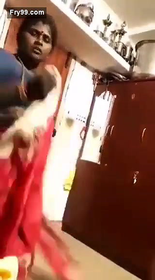 Mallu Bhabhi Wearing Saree