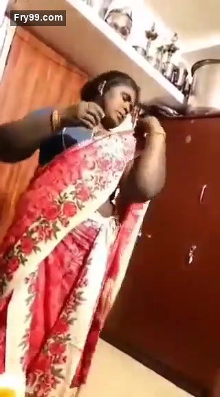 Mallu Bhabhi Wearing Saree