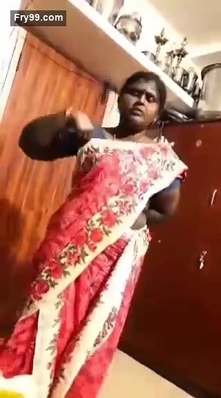 Mallu Bhabhi Wearing Saree