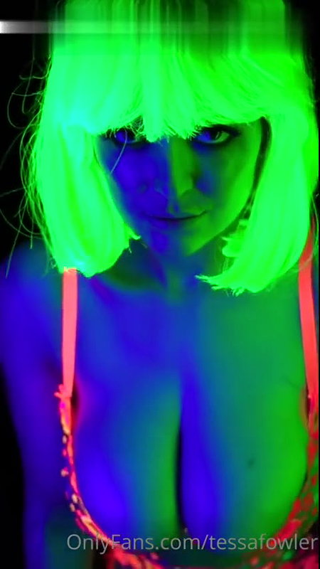 Tessa Fowler Nude Neon Body Paint OnlyFans Video Leaked