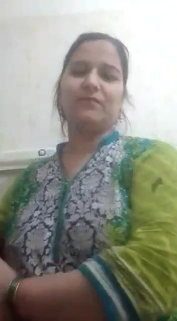 Bhabi Showing Her Bigboobs and pussy