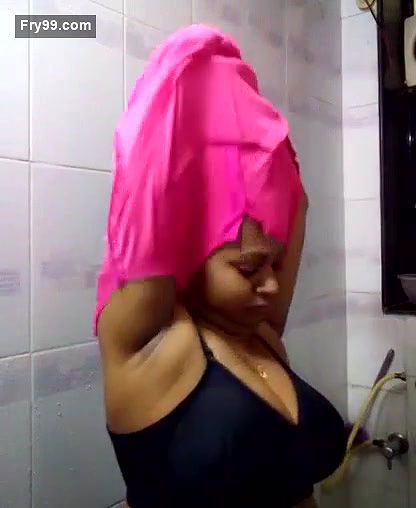 DESI INDIAN BHABHI SHOWING OFF HER BIGBOOBS