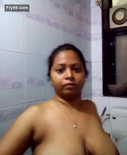 DESI INDIAN BHABHI SHOWING OFF HER BIGBOOBS