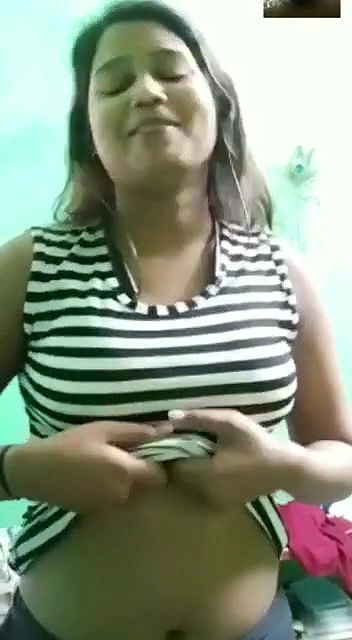 Sexy Indian Girl Shows Boobs