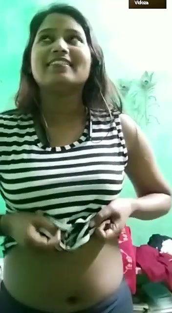 Sexy Indian Girl Shows Boobs